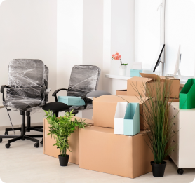 A mechanic in Melbourne performing windscreen replacement